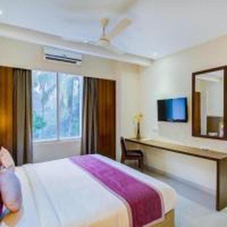 JK Residency Kelakam Hotel Bagian luar foto