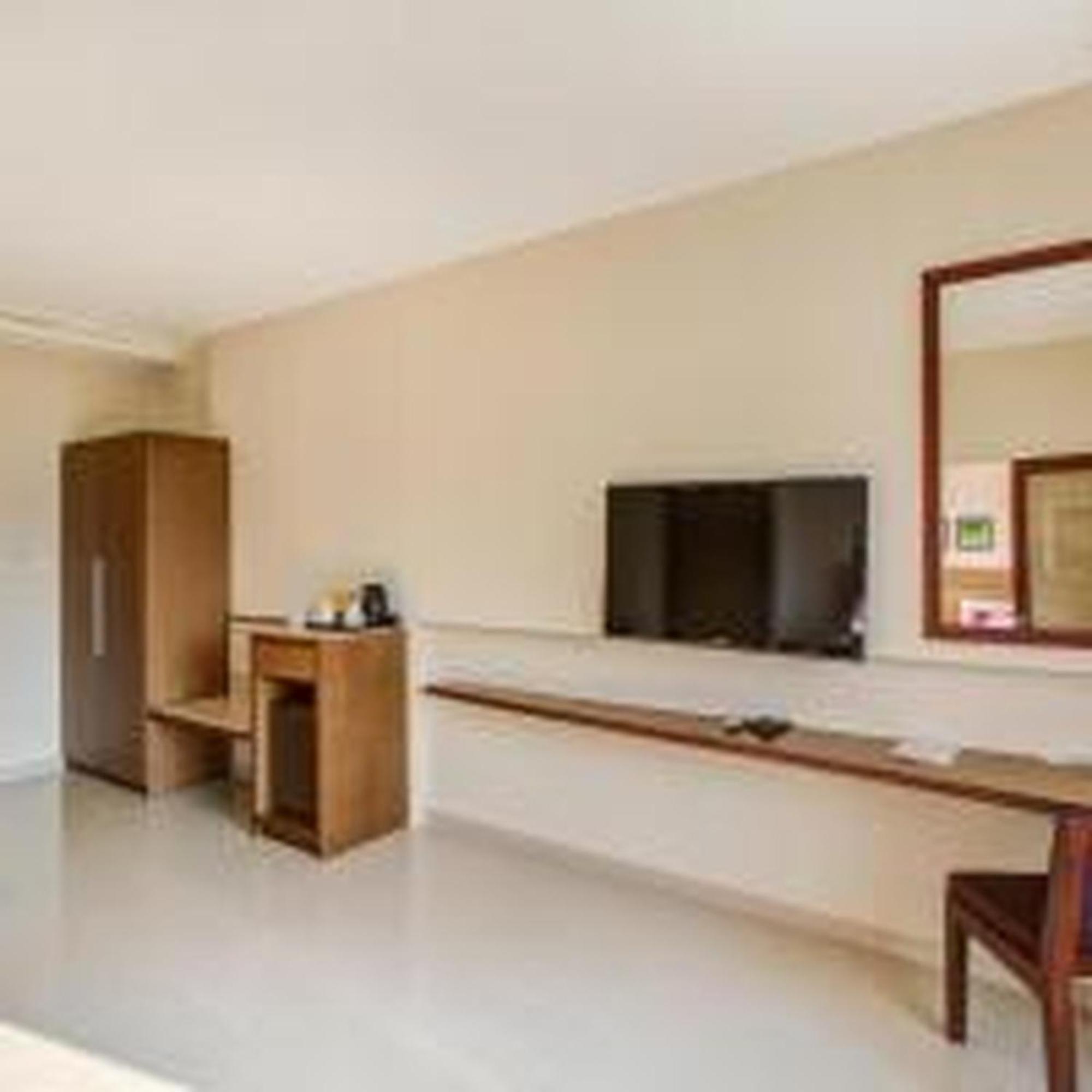 JK Residency Kelakam Hotel Bagian luar foto